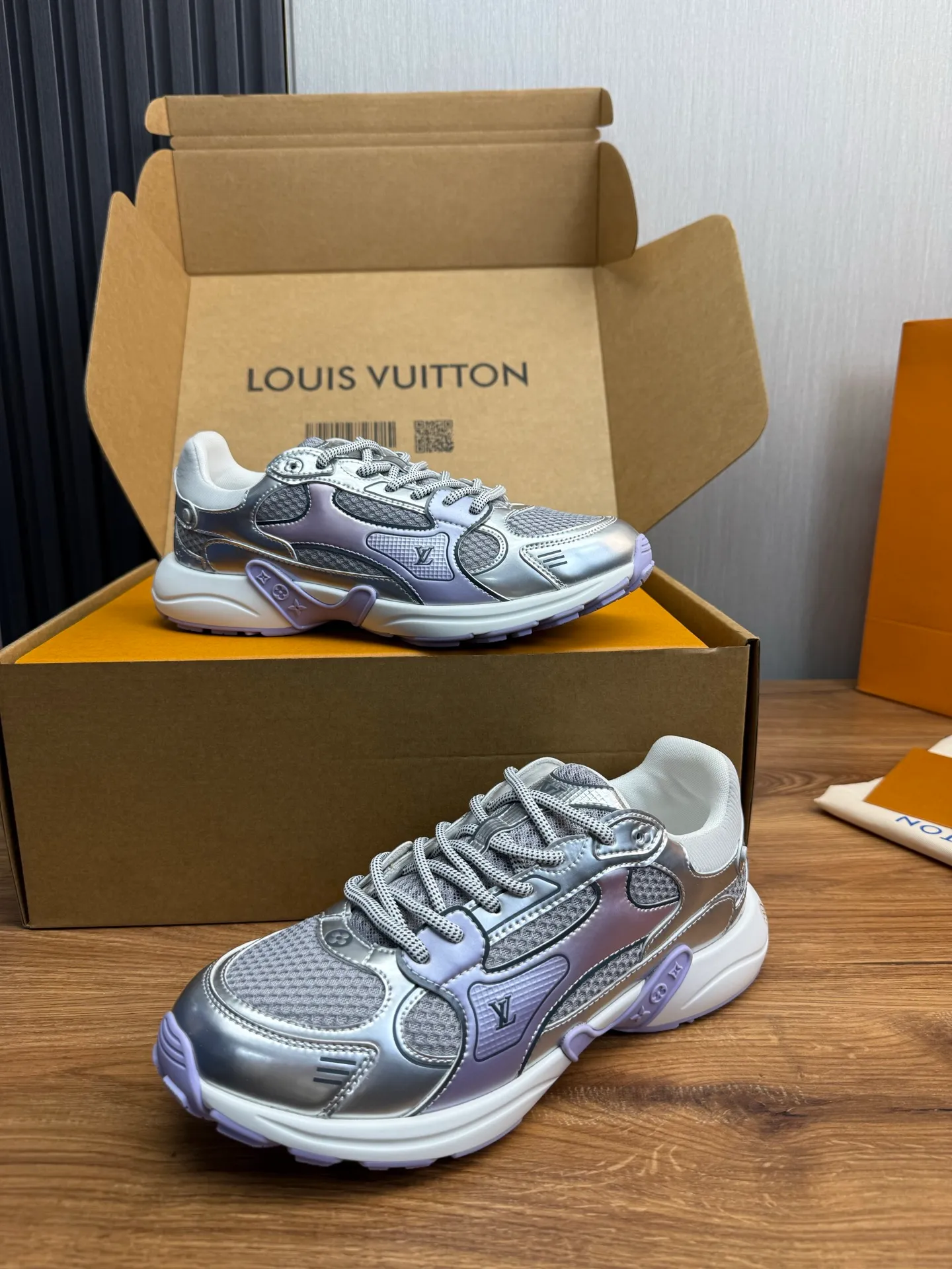 Men's shoes 💰600💰 🌈LV | Louis Vuitton 2025𝐬𝐬 🧡💚2025 spring and summer new style top version‼ ️The original version is the same. The counter specializes in the latest casual shoes. Hard goods are new🆕 🔥🔥🔥Top version: Couple model LV Louis Vuitton L House Donkey brand The latest Olympia series Couple model Silver Horn King Casual sneakers Running shoes This LV Olympia sneaker combines mesh fabric and metallic synthetic leather and other technical fabrics to reinterpret the classic running shoe design with a neat and simple design. Lightweight EVA outsole provides a stretchy fit. Rich details such as Monogram embossing and LV letters establish recognition. Exquisite packaging at the delivery counter 🛍📦 ▪️Fabrics: Original imported technical fabric + mesh ▪️Inner lining: Original customized breathable mesh ▪️Sole: Original molded rubber foam material ▪️Sole thickness: 3.5CM ▪️Size: 35--45 (customized for women 40 and men 45)